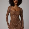Mini-robe A-line à manches longues transparente et ornée Zeta, couleur Mocha Mini-robe A-line à manches longues transparente et ornée Zeta, couleur Mocha