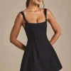 Mini-robe A-line plissée avec nœud Cressida en noir