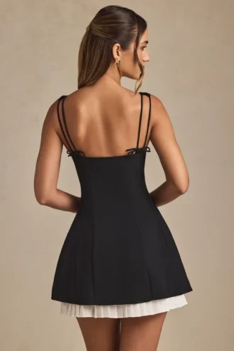 Mini-robe A-line plissée avec nœud Cressida en noir