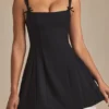 Mini-robe A-line plissée avec nœud Cressida en noir