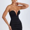 Mini-robe bandeau froncée Kalinda en noir Mini-robe bandeau froncée Kalinda en noir