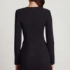 Mini-robe blazer structurée à simple boutonnage Samantae en noir Mini-robe blazer structurée à simple boutonnage Samantae en noir