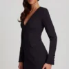 Mini-robe blazer structurée à simple boutonnage Samantae en noir Mini-robe blazer structurée à simple boutonnage Samantae en noir