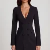 Mini-robe blazer structurée à simple boutonnage Samantae en noir Mini-robe blazer structurée à simple boutonnage Samantae en noir