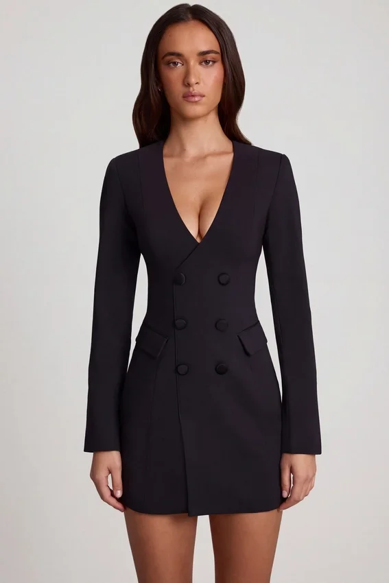 Mini-robe blazer structurée à simple boutonnage Samantae en noir Mini-robe blazer structurée à simple boutonnage Samantae en noir