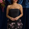 Mini-robe bustier à volants et corset Juliet, imprimé floral noir Mini-robe bustier à volants et corset Juliet, imprimé floral noir