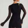 Mini-robe cache-cœur évasée Chelsea ornée, en noir Mini-robe cache-cœur évasée Chelsea ornée, en noir