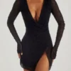 Mini-robe cache-cœur évasée Chelsea ornée, en noir Mini-robe cache-cœur évasée Chelsea ornée, en noir