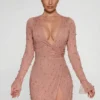 Mini-robe Chelsea à encolure croisée et coupe trapèze, ornée de détails, en beige Mini-robe Chelsea à encolure croisée et coupe trapèze, ornée de détails, en beige