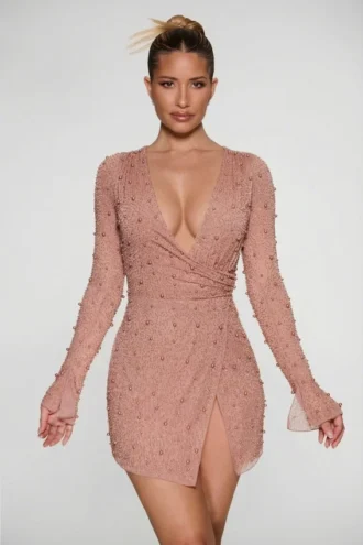 Mini-robe Chelsea à encolure croisée et coupe trapèze, ornée de détails, en beige