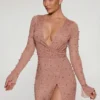 Mini-robe Chelsea à encolure croisée et coupe trapèze, ornée de détails, en beige Mini-robe Chelsea à encolure croisée et coupe trapèze, ornée de détails, en beige