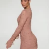 Mini-robe Chelsea à encolure croisée et coupe trapèze, ornée de détails, en beige Mini-robe Chelsea à encolure croisée et coupe trapèze, ornée de détails, en beige