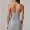 Mini-robe à col bénitier et dos nu ornée de velours, couleur argent