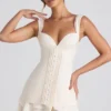 Mini-robe corset Cassandra à volants et boutons, couleur ivoire Mini-robe corset Cassandra à volants et boutons, couleur ivoire