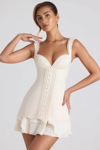 Mini-robe corset Cassandra à volants et boutons, couleur ivoire
