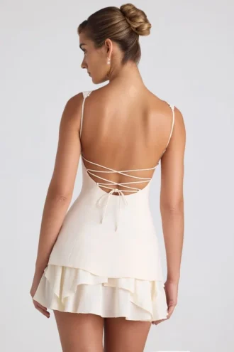 Mini-robe corset Cassandra à volants et boutons, couleur ivoire