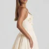Mini-robe corset à dos nu Augusta avec appliqués floraux, couleur ivoire Mini-robe corset à dos nu Augusta avec appliqués floraux, couleur ivoire
