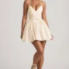 Mini-robe corset à dos nu Augusta avec appliqués floraux, couleur ivoire Mini-robe corset à dos nu Augusta avec appliqués floraux, couleur ivoire