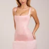 Mini-robe corset à encolure carrée en satin et fausse fourrure Rixelle, couleur rose poudré Mini-robe corset à encolure carrée en satin et fausse fourrure Rixelle, couleur rose poudré