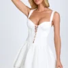 Mini-robe corset à lacets et plis creux Analise, en blanc