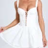 Mini-robe corset à lacets et plis creux Analise, en blanc