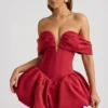 Mini-robe corset à épaules dénudées et ourlet bouffant superposé Jessamy, couleur rouge vif Mini-robe corset à épaules dénudées et ourlet bouffant superposé Jessamy, couleur rouge vif