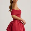 Mini-robe corset à épaules dénudées et ourlet bouffant superposé Jessamy, couleur rouge vif Mini-robe corset à épaules dénudées et ourlet bouffant superposé Jessamy, couleur rouge vif