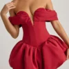 Mini-robe corset à épaules dénudées et ourlet bouffant superposé Jessamy, couleur rouge vif Mini-robe corset à épaules dénudées et ourlet bouffant superposé Jessamy, couleur rouge vif