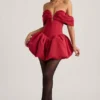 Mini-robe corset à épaules dénudées et ourlet bouffant superposé Jessamy, couleur rouge vif Mini-robe corset à épaules dénudées et ourlet bouffant superposé Jessamy, couleur rouge vif