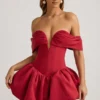 Mini-robe corset à épaules dénudées et ourlet bouffant superposé Jessamy, couleur rouge vif Mini-robe corset à épaules dénudées et ourlet bouffant superposé Jessamy, couleur rouge vif