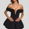 Mini-robe corset à volants et ourlet bouffant, épaules dénudées, Jessamy, en noir Mini-robe corset à volants et ourlet bouffant, épaules dénudées, Jessamy, en noir