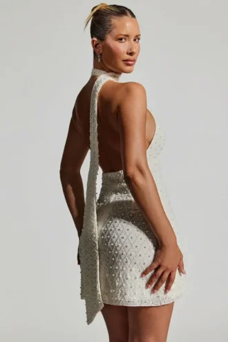 Mini-robe dos nu à col bénitier et détails de foulard Henrietta, en blanc