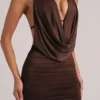 Mini-robe drapée à col bénitier Kael, couleur chocolat Mini-robe drapée à col bénitier Kael, couleur chocolat