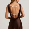 Mini-robe drapée à dos nu et coupe trapèze Monnie, couleur chocolat Mini-robe drapée à dos nu et coupe trapèze Monnie, couleur chocolat