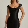 Mini-robe drapée à épaules dénudées Maeve en satin noir Mini-robe drapée à épaules dénudées Maeve en satin noir