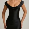 Mini-robe drapée à épaules dénudées Maeve en satin noir Mini-robe drapée à épaules dénudées Maeve en satin noir
