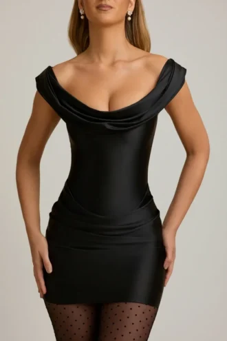 Mini-robe drapée à épaules dénudées Maeve en satin noir