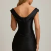 Mini-robe drapée à épaules dénudées Maeve en satin noir Mini-robe drapée à épaules dénudées Maeve en satin noir