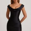 Mini-robe drapée à épaules dénudées Maeve en satin noir Mini-robe drapée à épaules dénudées Maeve en satin noir