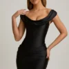 Mini-robe drapée à épaules dénudées Maeve en satin noir Mini-robe drapée à épaules dénudées Maeve en satin noir