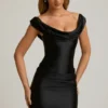 Mini-robe drapée à épaules dénudées Maeve en satin noir Mini-robe drapée à épaules dénudées Maeve en satin noir