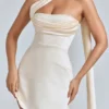 Mini-robe en satin drapée à col dos nu Anastasia, couleur ivoire Mini-robe en satin drapée à col dos nu Anastasia, couleur ivoire