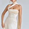 Mini-robe en satin drapée à col dos nu Anastasia, couleur ivoire Mini-robe en satin drapée à col dos nu Anastasia, couleur ivoire