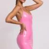 Mini-robe Kendall en vinyle rose à encolure dégagée et dos noué