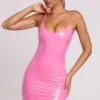 Mini-robe Kendall en vinyle rose à encolure dégagée et dos noué