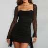 Mini-robe à manches longues et col bénitier ornée Tivoli, en noir Mini-robe à manches longues et col bénitier ornée Tivoli, en noir