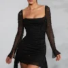 Mini-robe à manches longues et col bénitier ornée Tivoli, en noir Mini-robe à manches longues et col bénitier ornée Tivoli, en noir