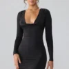 Mini-robe à manches longues et décolleté plongeant en jersey slinky Oakley, couleur noire Mini-robe à manches longues et décolleté plongeant en jersey slinky Oakley, couleur noire