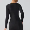 Mini-robe à manches longues et décolleté plongeant en jersey slinky Oakley, couleur noire Mini-robe à manches longues et décolleté plongeant en jersey slinky Oakley, couleur noire