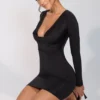 Mini-robe à manches longues et décolleté plongeant en jersey slinky Oakley, couleur noire Mini-robe à manches longues et décolleté plongeant en jersey slinky Oakley, couleur noire